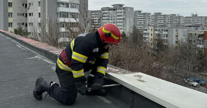 O femeie a fost lovită în cap de o bucată dintr-un balcon în timp ce se afla pe o stradă din Capitală. Polițiștii efectuează cercetări. 1 unei femei i a cazut in cap o bucata dintr un balcon in timp ce mergea pe o strada din capitala politistii fac cercetari 67e6e59bd242a