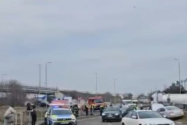 video accident grav cu trei masini pe a4 in judetul constanta dupa ce o basculanta a ramas fara frane o fetita de 4 ani printre victime 67c569e3a78d5