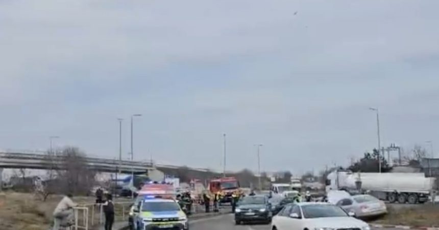 Accident grav cu trei mașini pe A4, în județul Constanța, după ce o basculantă a rămas fără frâne; o fetiță de 4 ani, printre victime. 1 video accident grav cu trei masini pe a4 in judetul constanta dupa ce o basculanta a ramas fara frane o fetita de 4 ani printre victime 67c569e3a78d5