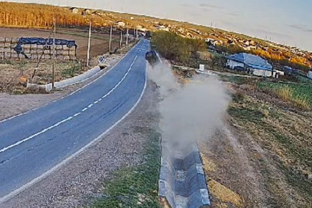 video accident grav in galati provocat de un sofer beat momentul in care masina iese de pe carosabil si zboara cativa metri 67dbd3a323b37