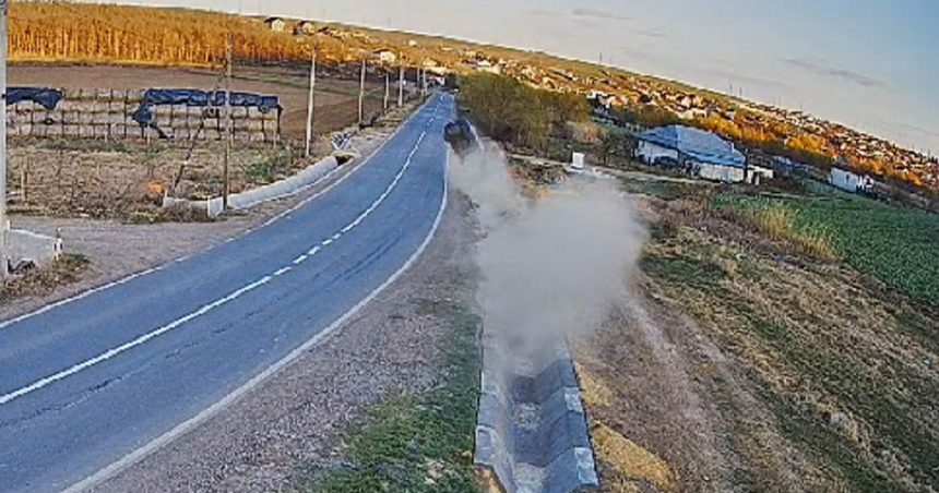 video accident grav in galati provocat de un sofer beat momentul in care masina iese de pe carosabil si zboara cativa metri 67dbd3a323b37