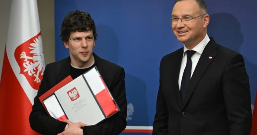 video actorul american jesse eisenberg a primit cetatenia poloneza 67c887f8de11e