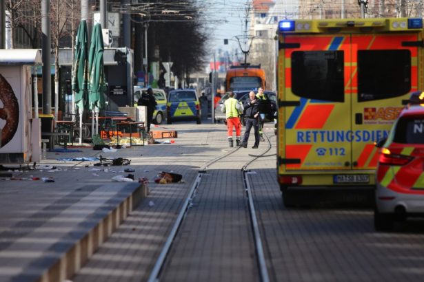 video alerta in germania o masina a intrat cu viteza intr o multime de oameni autoritatile avertizeaza populatia sa evite zona 67c5a94243bbe
