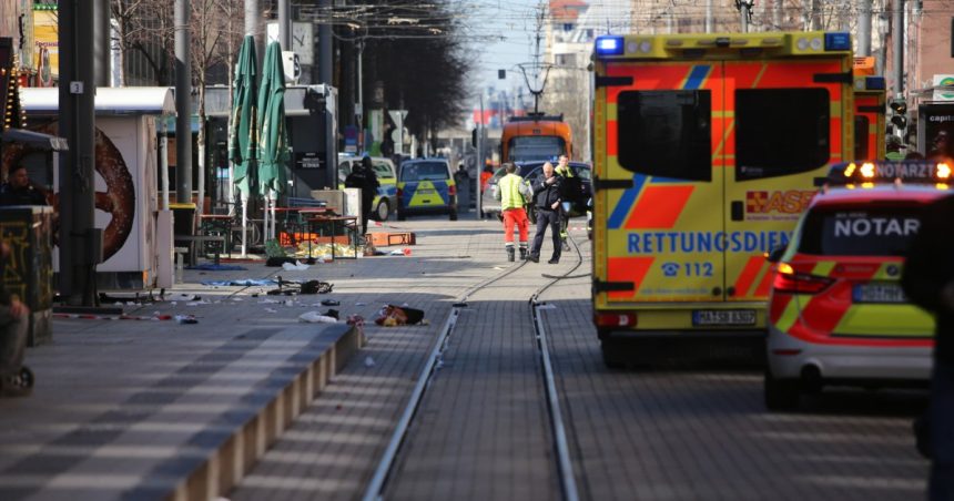 video alerta in germania o masina a intrat cu viteza intr o multime de oameni autoritatile avertizeaza populatia sa evite zona 67c5a94243bbe
