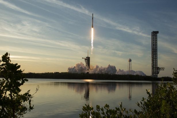 video astronautii nasa blocati pe statia spatiala mai aproape de revenirea pe pamant misiune spacex lansata pentru a i aduce acasa 67d535361373d