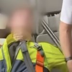 video australia un adolescent s a urcat intr un avion cu o pusca si cu munitie dar a fost imobilizat de pasageri 67caa5e5cff4d