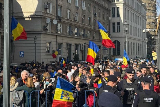 video calin georgescu isi depune astazi candidatura la alegerile prezidentiale sustinatorii sai il asteapta la bec cu pancarte 67caebd8df813