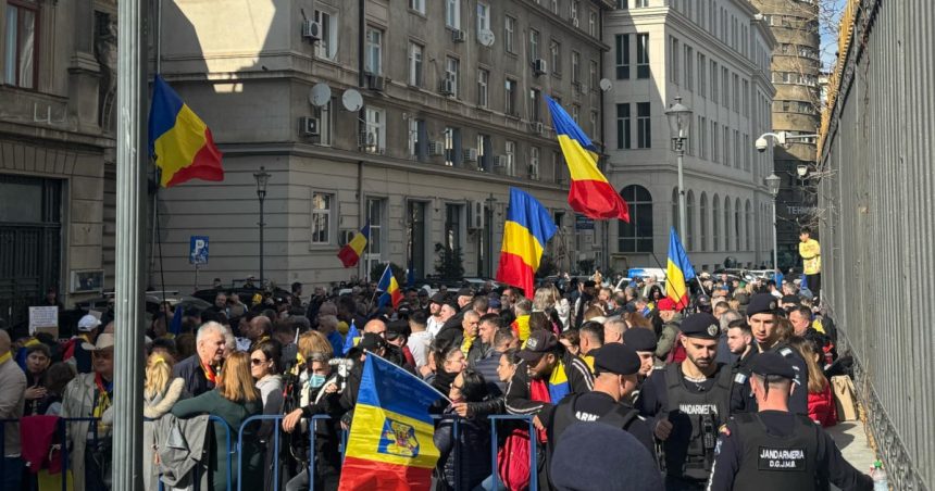 video calin georgescu isi depune astazi candidatura la alegerile prezidentiale sustinatorii sai il asteapta la bec cu pancarte 67caebd8df813