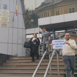 video cand dati banii inapoi domnule primar schimb de replici acide in fata tribunalului intre cristian radu si opozitie 67e400aebee05