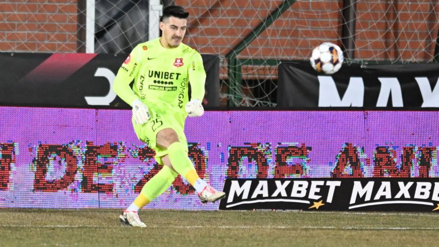 Cătălin Căbuz, Ederson de România! La meciul 200 în Superligă, portarul lui FC Hermannstadt a oferit pasa de gol în 1-0 cu Rapid 1 video catalin cabuz ederson de romania la meciul 200 in superliga portarul lui fc hermannstadt a dat pasa de gol in 1 0 cu rapid 67cd75dce1331
