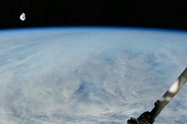 video cei patru astronauti plecati vineri de pe terra la bordul capsulei crew dragon a spacex au ajuns pe statia spatiala internationala 67d69bcc9797c