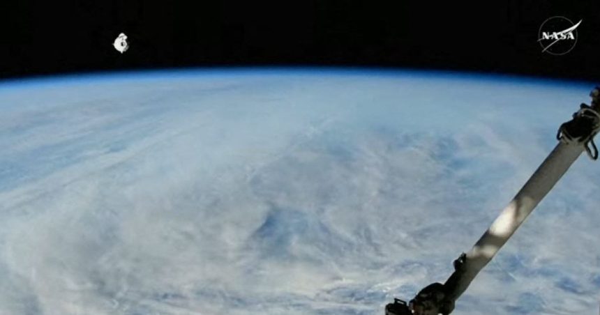 Cei patru astronauți plecați vineri de pe Terra la bordul capsulei Crew Dragon a SpaceX au ajuns pe Stația Spațială Internațională. 1 video cei patru astronauti plecati vineri de pe terra la bordul capsulei crew dragon a spacex au ajuns pe statia spatiala internationala 67d69bcc9797c