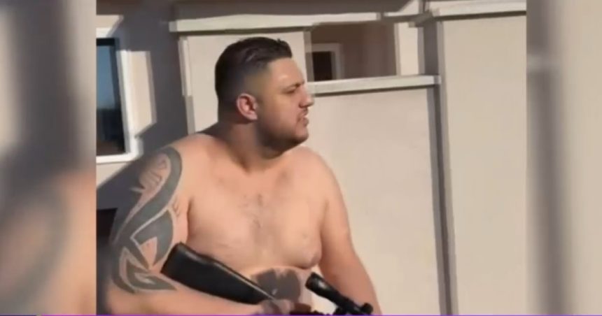 Cine este Alin Borcan, influencerul lui Georgescu, care a ieșit cu o pușcă în mână după percheziția poliției la casa sa 1 video cine este alin borcan influencerul lui georgescu care a iesit cu o pusca in mana dupa ce casa i a fost perchezitionata de politisti 67dbe15d30c67