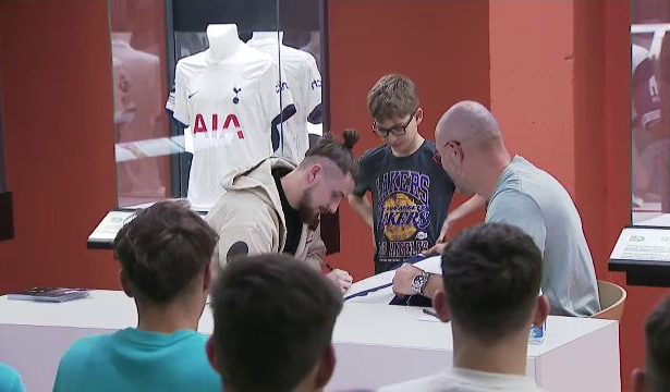 video exclusiv radu dragusin coplesit de emotii cand a auzit intrebarea unui copil mi s a facut pielea de gaina pentru asta o sa ti ofer tricoul meu 67dc66e87c139
