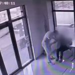 video imagini cu momentul in care un jandarm aflat in timpul liber a prins un barbat care a incercat sa intre prin efractie 67d68d7e96f67