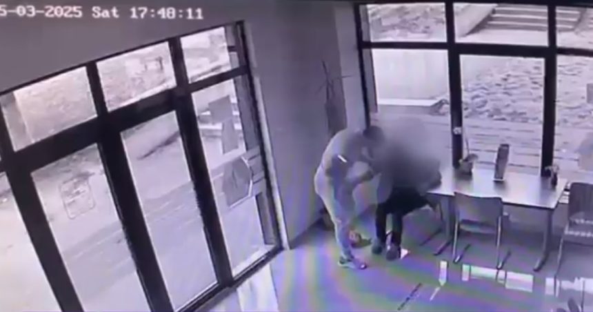 Imagini cu momentul în care un jandarm aflat în timpul liber a prins un bărbat care a încercat să intre prin efracție. 1 video imagini cu momentul in care un jandarm aflat in timpul liber a prins un barbat care a incercat sa intre prin efractie 67d68d7e96f67