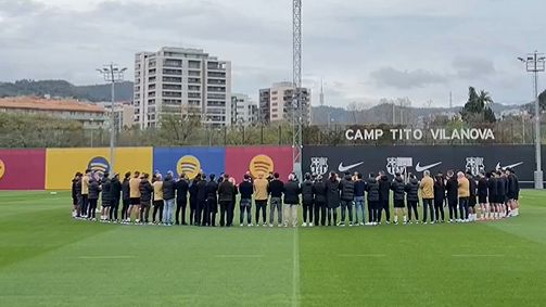 video imagini de la antrenament barcelona a tinut un moment de reculegere dupa moartea fulgeratoare a doctorului echipei 67cd8afc6ed0a