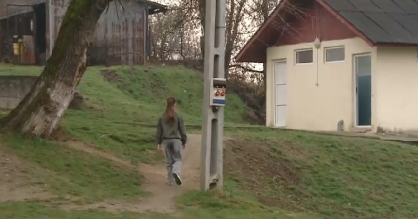 video mii de elevi din romania merg inca la toaleta din curte responsabilii isi paseaza reciproc vina edil nu e numai treaba primarului 67e40d312b2be
