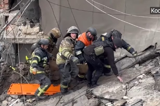video momentul in care o femeie a fost salvata dupa 20 de ore sub daramaturi in urma unui raid aerian rusesc in donetk 67d31ad93ca6b