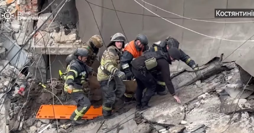 video momentul in care o femeie a fost salvata dupa 20 de ore sub daramaturi in urma unui raid aerian rusesc in donetk 67d31ad93ca6b
