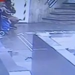Momentul în care un bărbat fură telefonul unei persoane într-o stație de metrou din Capitală, surprins de camerele de filmat. 3 video momentul in care un barbat fura telefonul unei persoane intr o statie de metrou din capitala surprins de camerele de filmat 67c828f7102fb