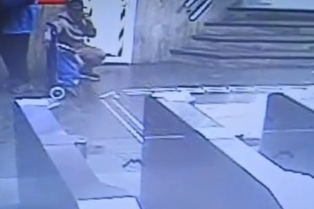 video momentul in care un barbat fura telefonul unei persoane intr o statie de metrou din capitala surprins de camerele de filmat 67c828f7102fb