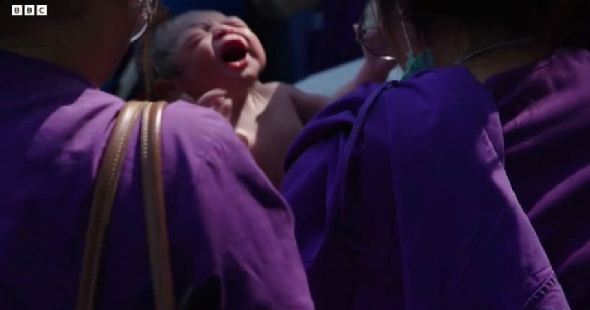 Momentul în care un bebeluș s-a născut în mijlocul dezastrului după cutremurul din Myanmar, cu toate spitalele evacuate de urgență. 1 video momentul in care un bebelus s a nascut in mijlocul dezastrului dupa cutremurul din myanmar toate spitalele evacuate de urgenta 67e7e23a3388a