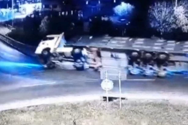 video momentul in care un tir plin cu porci se rastoarna intr un sens giratoriu din constanta 67dbd020d998e