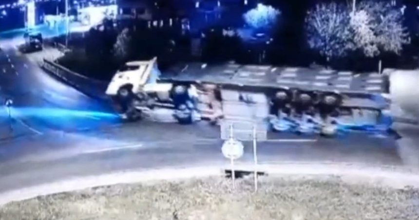 video momentul in care un tir plin cu porci se rastoarna intr un sens giratoriu din constanta 67dbd020d998e