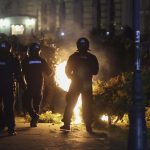 video noi imagini cu protestatarii care au rasturnat masina digi24 la protestul de la bec au vrut sa dea foc autovehiculului 67cf18bcb49c6