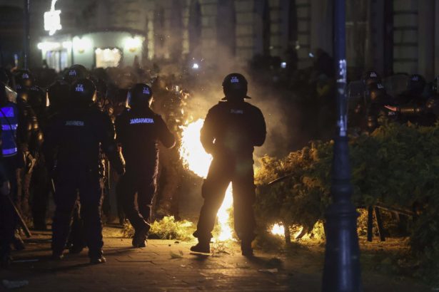 video noi imagini cu protestatarii care au rasturnat masina digi24 la protestul de la bec au vrut sa dea foc autovehiculului 67cf18bcb49c6