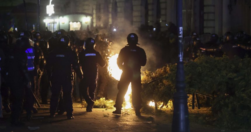 Noi imagini cu protestatarii care au răsturnat mașina Digi24 la protestul de la BEC: au încercat să dea foc autovehiculului. 1 video noi imagini cu protestatarii care au rasturnat masina digi24 la protestul de la bec au vrut sa dea foc autovehiculului 67cf18bcb49c6