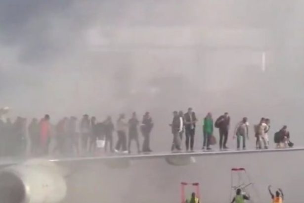 video nou incident aviatic pasagerii unui avion american airlines evacuati pe aripa dupa ce aparatul a luat foc pe aeroport in denver 67d3cb02e1dcd