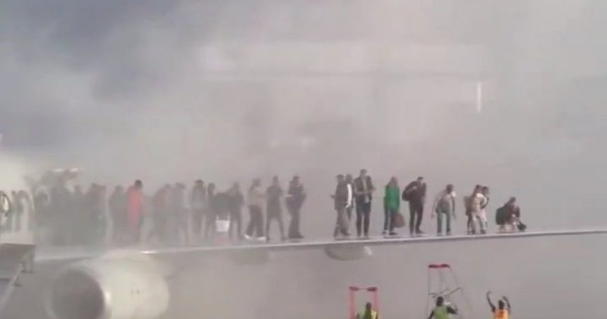 video nou incident aviatic pasagerii unui avion american airlines evacuati pe aripa dupa ce aparatul a luat foc pe aeroport in denver 67d3cb02e1dcd