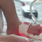 video nou nascut aruncat in toaleta de tatal sau medic un copil norocos a avut zile avand in vedere frigul de afara si inaltimea mare 67dafd7df2d88
