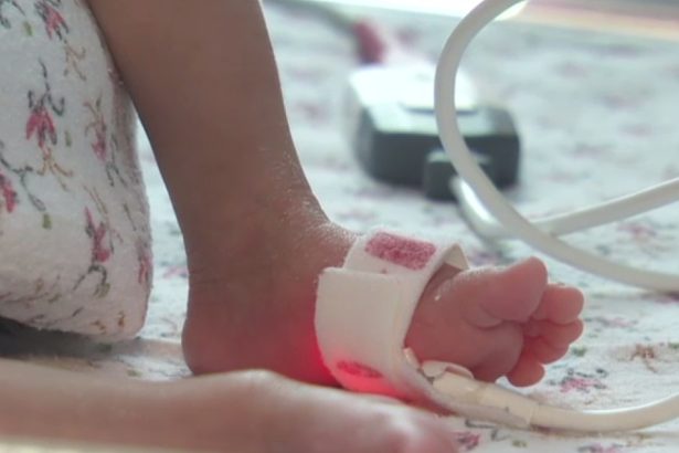 video nou nascut aruncat in toaleta de tatal sau medic un copil norocos a avut zile avand in vedere frigul de afara si inaltimea mare 67dafd7df2d88