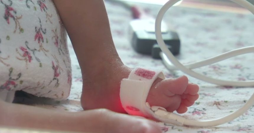 video nou nascut aruncat in toaleta de tatal sau medic un copil norocos a avut zile avand in vedere frigul de afara si inaltimea mare 67dafd7df2d88