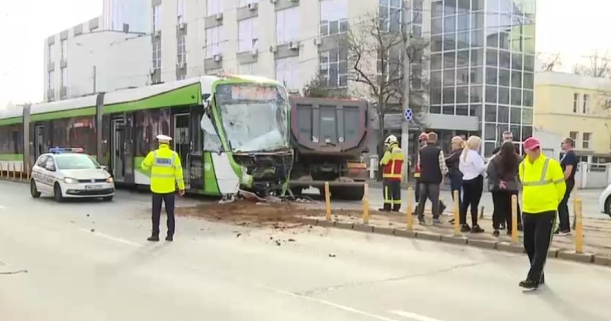 O basculantă a intrat într-un tramvai în Sectorul 6 al Capitalei, iar circulația a fost deviată. 1 video o basculanta a intrat intr un tramvai in sectorul 6 al capitalei circulatia a fost deviata 67d5433f9bf94