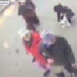 video o batrana a fost talharita pe o strada din craiova de doua femei dupa ce a scapat bani pe jos momentul surprins de camerele din zona 67c83b2727ca1