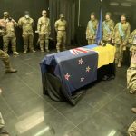 Omagiu pentru un neozeelandez ucis pe front: militarii ucraineni execută haka lângă sicriul cu trupul returnat de ruși 2 video omagiu pentru un neozeelandez ucis pe front militarii ucraineni executa haka langa sicriul cu trupul returnat de rusi 67d1e1f66f17b