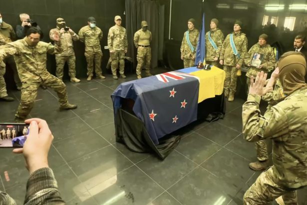 video omagiu pentru un neozeelandez ucis pe front militarii ucraineni executa haka langa sicriul cu trupul returnat de rusi 67d1e1f66f17b