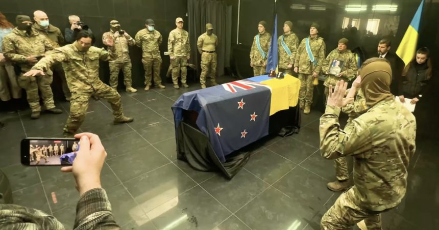 video omagiu pentru un neozeelandez ucis pe front militarii ucraineni executa haka langa sicriul cu trupul returnat de rusi 67d1e1f66f17b