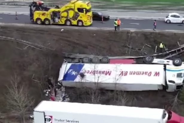 video operatiune spectaculoasa de ridicare a unui tir care s a rasturnat pe centura ocolitoare a brasovului 67e70f1e7d879