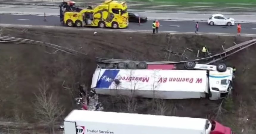 video operatiune spectaculoasa de ridicare a unui tir care s a rasturnat pe centura ocolitoare a brasovului 67e70f1e7d879