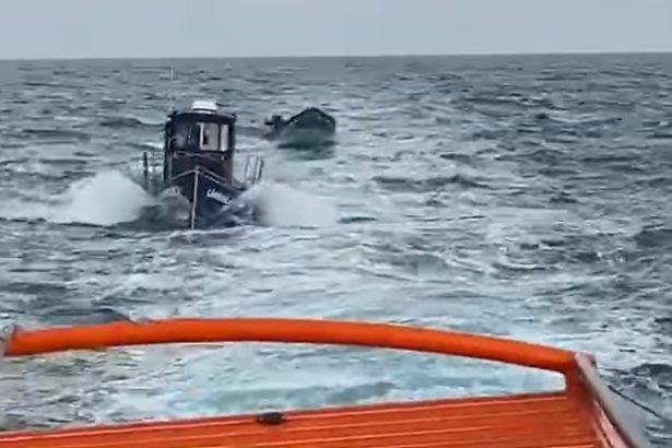 video pescari salvati de arsvom dupa ce au ramas cu barcile in larg 67c7f22c0c8a2