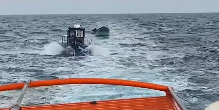 Pescari salvați de ARSVOM după ce au rămas cu bărcile în larg 1 video pescari salvati de arsvom dupa ce au ramas cu barcile in larg 67c7f22c0c8a2