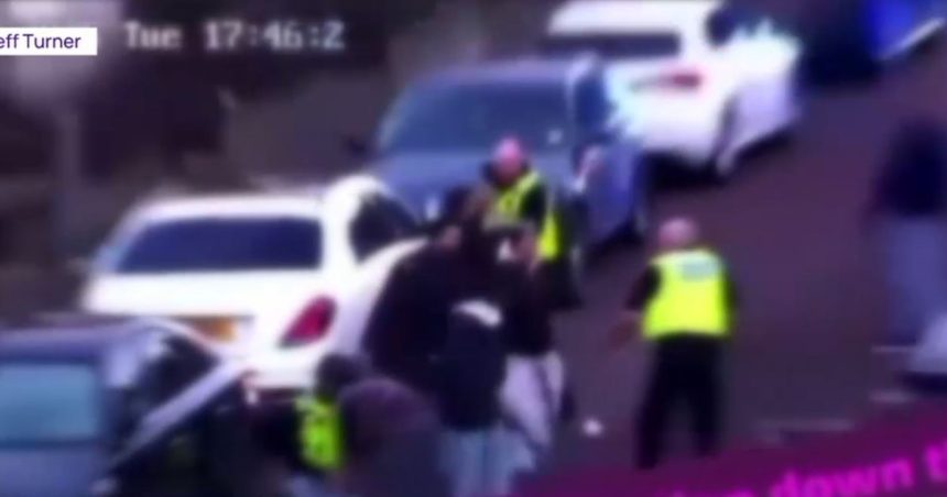 Polițiști britanici atacați de un grup de români după ce asistenții sociali au încercat să ia doi copii dintr-o casă 1 video politisti britanici atacati de un grup de romani dupa ce asistentii sociali au vrut sa ia doi copii dintr o casa 67c5da47edcec