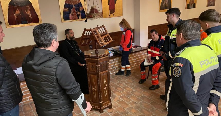 Scandal la biserica din Oradea unde slujește Ciprian Mega. Poliția a intervenit după ce preotul s-a opus înlocuirii sale. 1 video scandal la biserica din oradea unde slujeste ciprian mega politia a intervenit dupa ce preotul s a opus inlocuirii sale 67dd1e754e54d