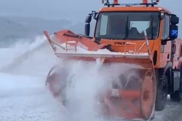 video se circula in conditii de iarna in pasul tihuta drumarii au intervenit cu utilajele de deszapezire 67d80581ab707