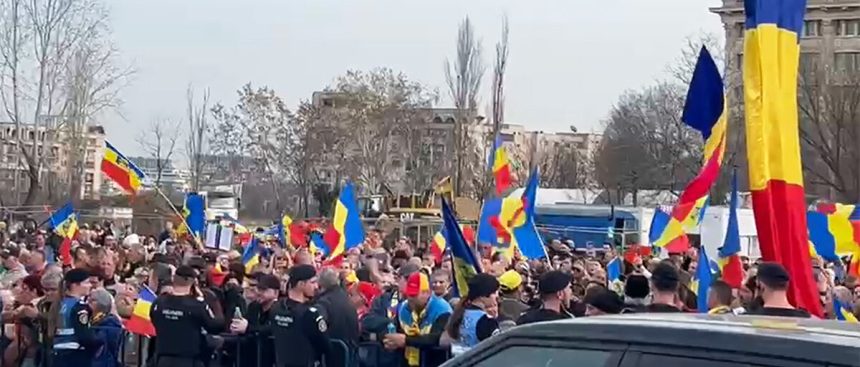 video sediul ccr pazit de spp si jandarmerie sute de sustinatori ai lui calin georgescu protesteaza afara 67d067cf6e195
